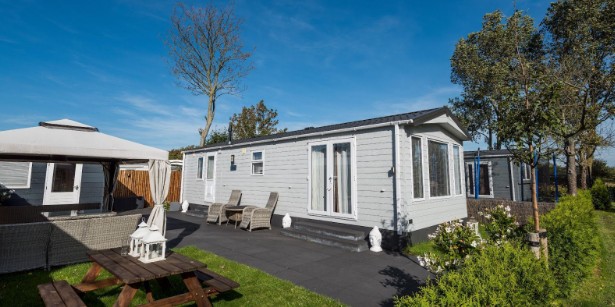 Je eigen plekje op wielen: waar let je op bij de aankoop van een stacaravan of chalet?