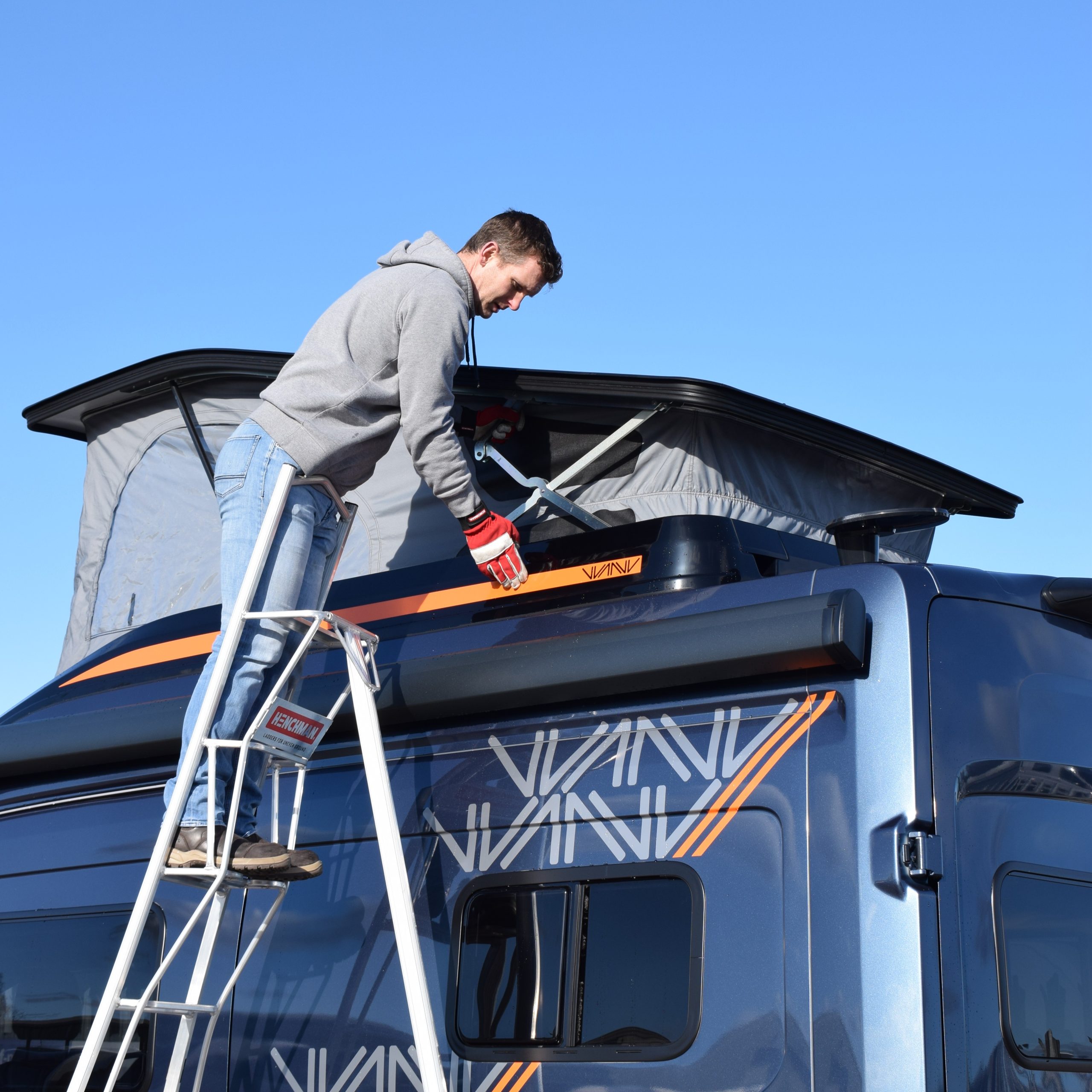 Uw caravan veilig reinigen met een Henchman driepootladder