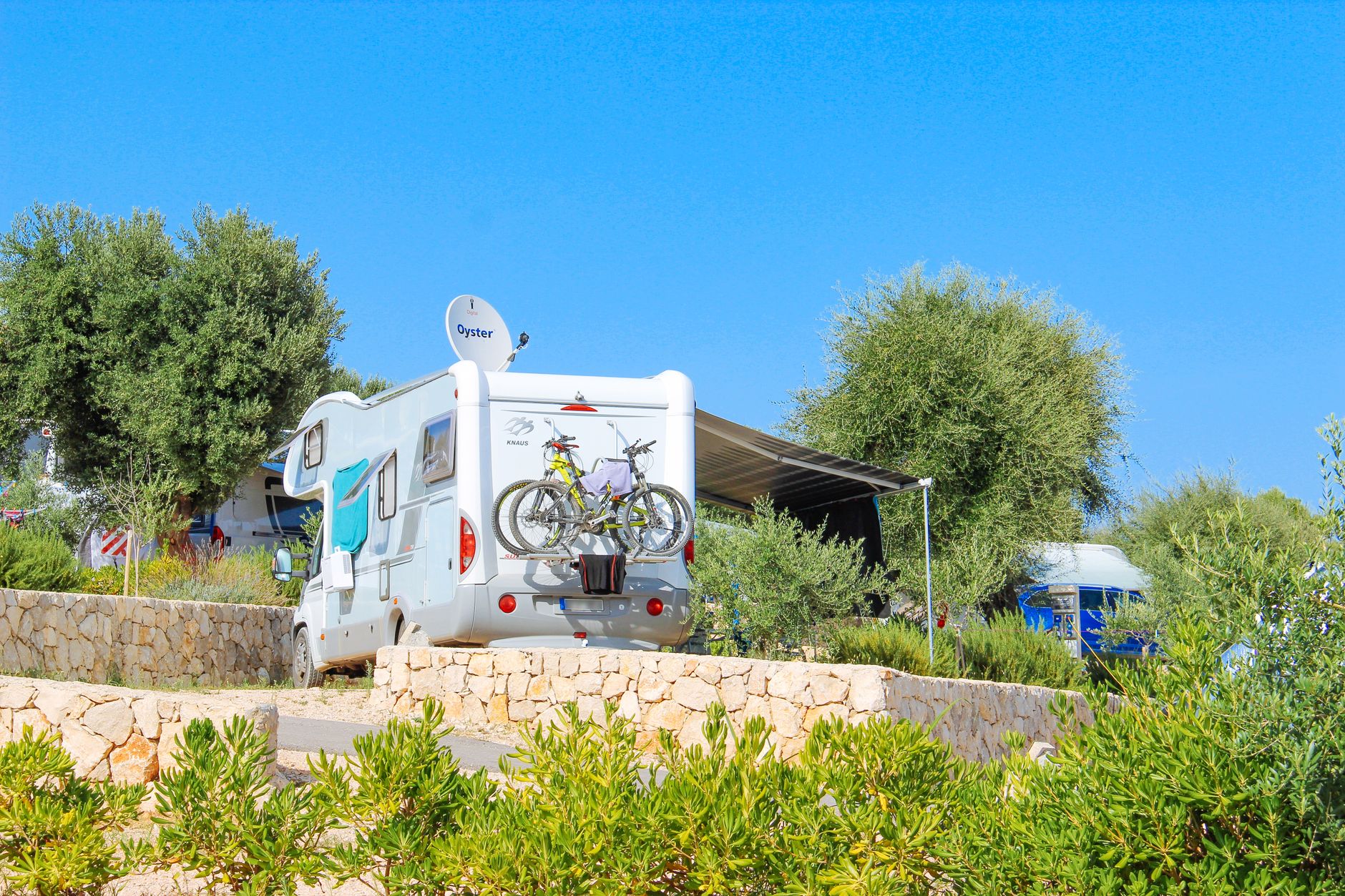 De elektrische fiets mee met de camper