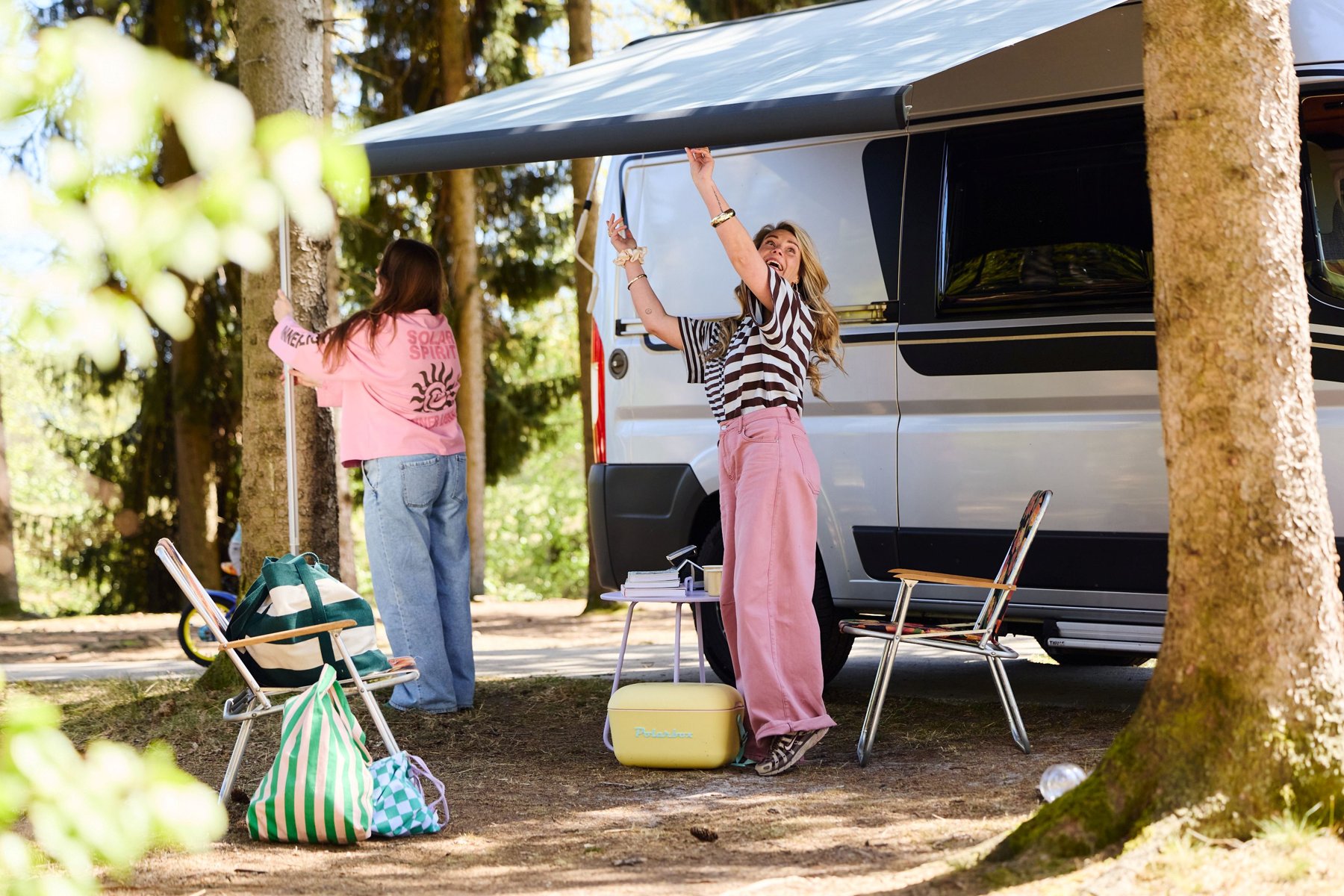 Camper met opgezette luifel