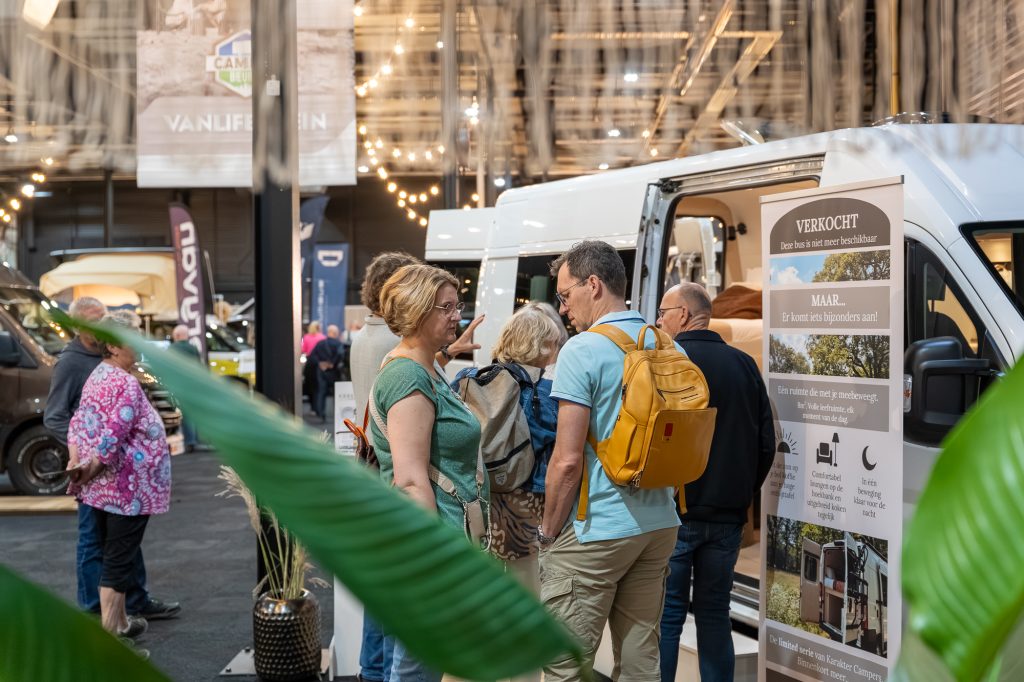 Bezoekers bij een buscamper in de Vanlife Hallen van Camperbeurs Hardenberg