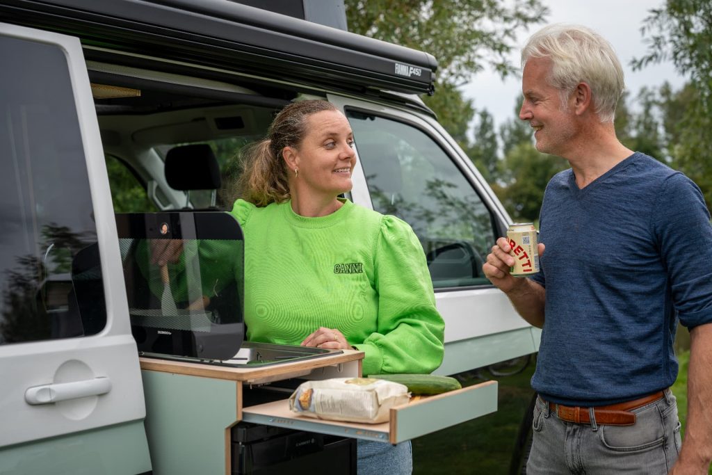 Koken bij de Wally-Van met de keuken die ook buiten te gebruiken is